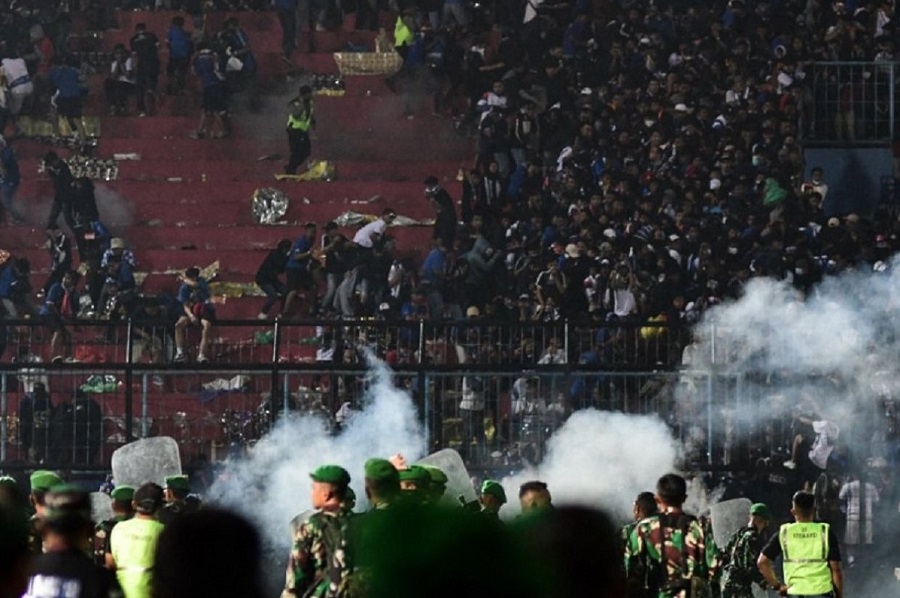 NAJSMRTONOSNIJA KATASTROFA NA SPORTSKOM DOGAĐAJU Poginulo 17 djece u stampedu u Indoneziji