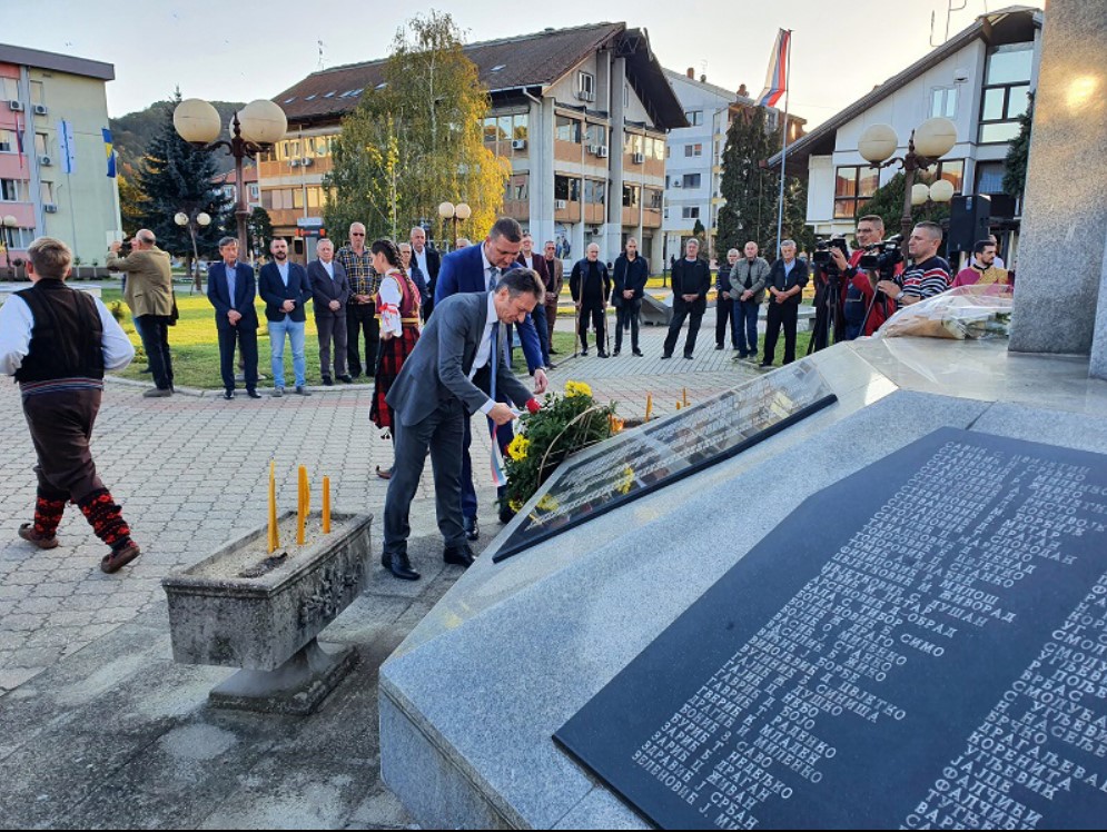 SLUŽEN PARASTOS ZA 301 POGINULOG BORCA Opština Ugljevik slavi krsnu slavu, Svetu Petku, odata počast stradalim sugrađanima (FOTO)
