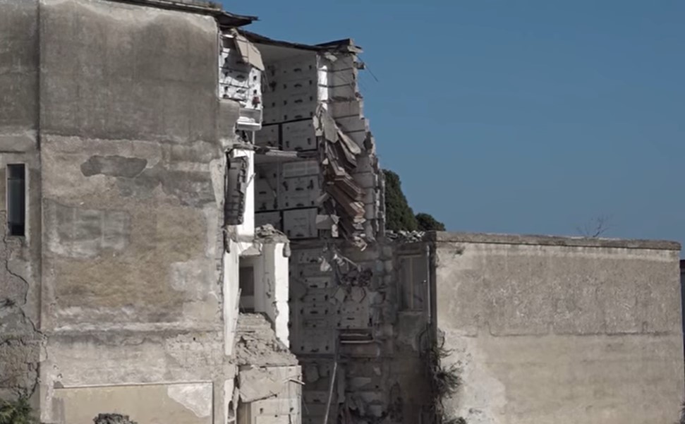 HOROR U NAPULJU! Urušilo se groblje, sanduci vise sa litice i vide se leševi (VIDEO)