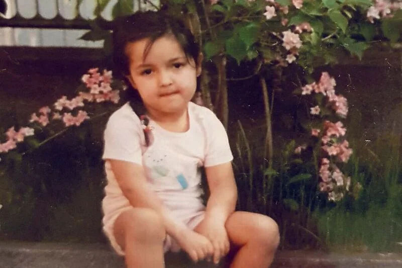 "ISTO SJEDIM, ISTO ME NERVIRA KADA ME NEKO SLIKA" Prepoznajete li pjevačicu s fotografije? Trenutno je jedna od najpopularnijih na Balkanu