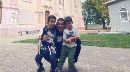 SVAKI SLOBODAN MOMENAT PROVODI SA PORODICOM Pogledajte čemu Baja Mali Knindža uči djecu od malena (FOTO)