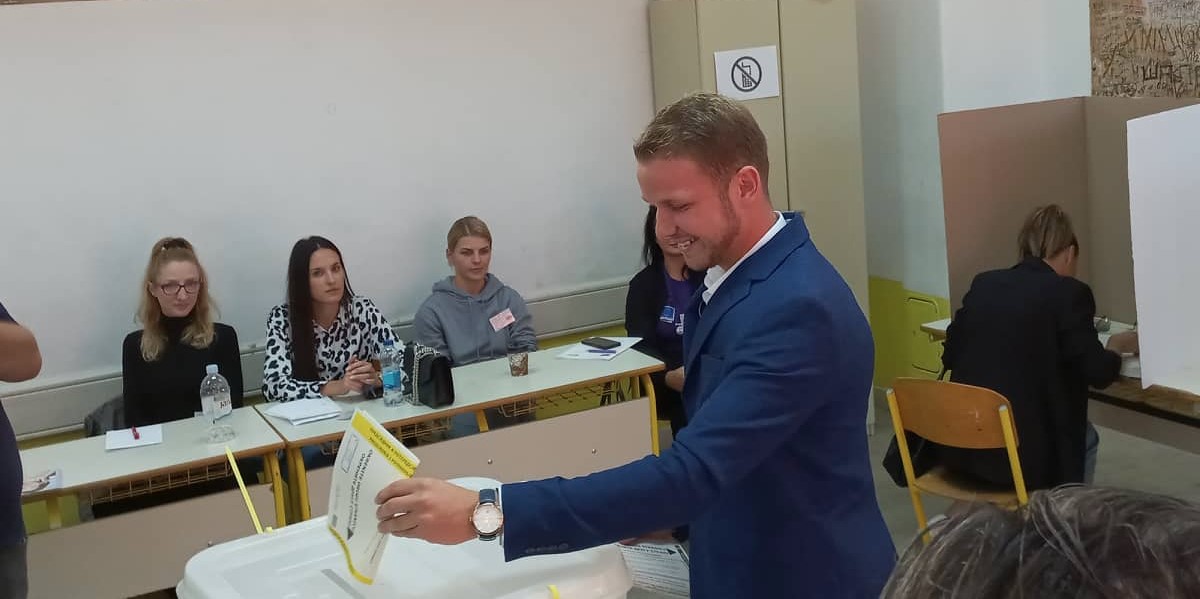 PRVI ČOVJEK BANJALUKE ISPUNIO GRAĐANSKU DUŽNOST Draško Stanivuković glasao na Petrićevcu (FOTO/VIDEO)