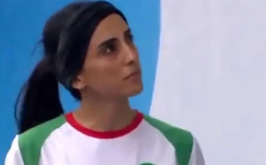 NIKO NE MOŽE DA STUPI U KONTAKT S NJOM Iranska sportistkinja nestala nakon što je odbila nositi hidžab na takmičenju (VIDEO)