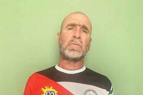 IZRAELCI GA ŽESTOKO NAPALI Legendarni Erik Kantona pozirao u dresu Palestine (FOTO)
