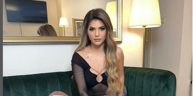 AU, SESTRO! Pjevačica ispozirala toples, grudi prekrila samo kosom, muškarci poludjeli (FOTO)