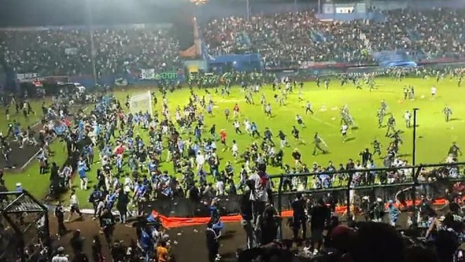 SRCEPARAJUĆE SCENE IZ INDONEZIJE Rijeke ljudi se opraštaju od 125 poginulih nakon utakmice