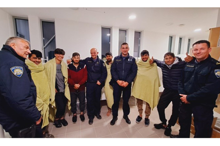 UTVRĐUJE SE NJIHOV IDENTITET Policajci u Slavoniji spasili šest migranata iz Save
