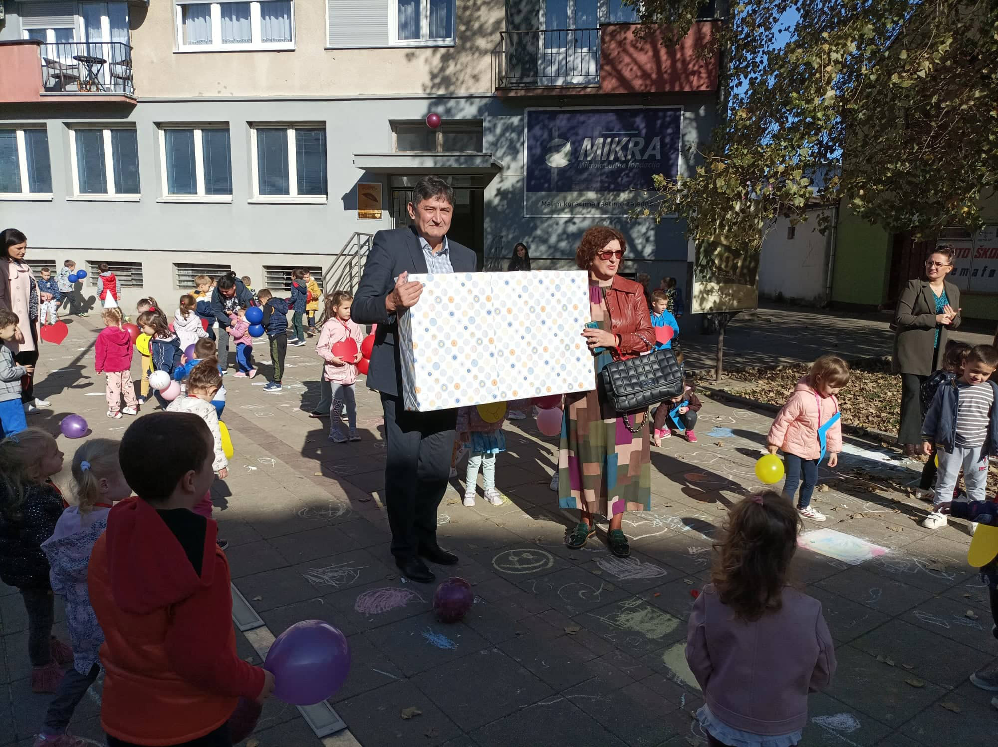BRIGA O DJECI I USLOVIMA ZA NJIHOVO ODRASTANJE Načelnik opštine Novi Grad Miroslav Drljača uručio prigodne poklone Dječijem vrtiću "Pčelica Maja" (FOTO)