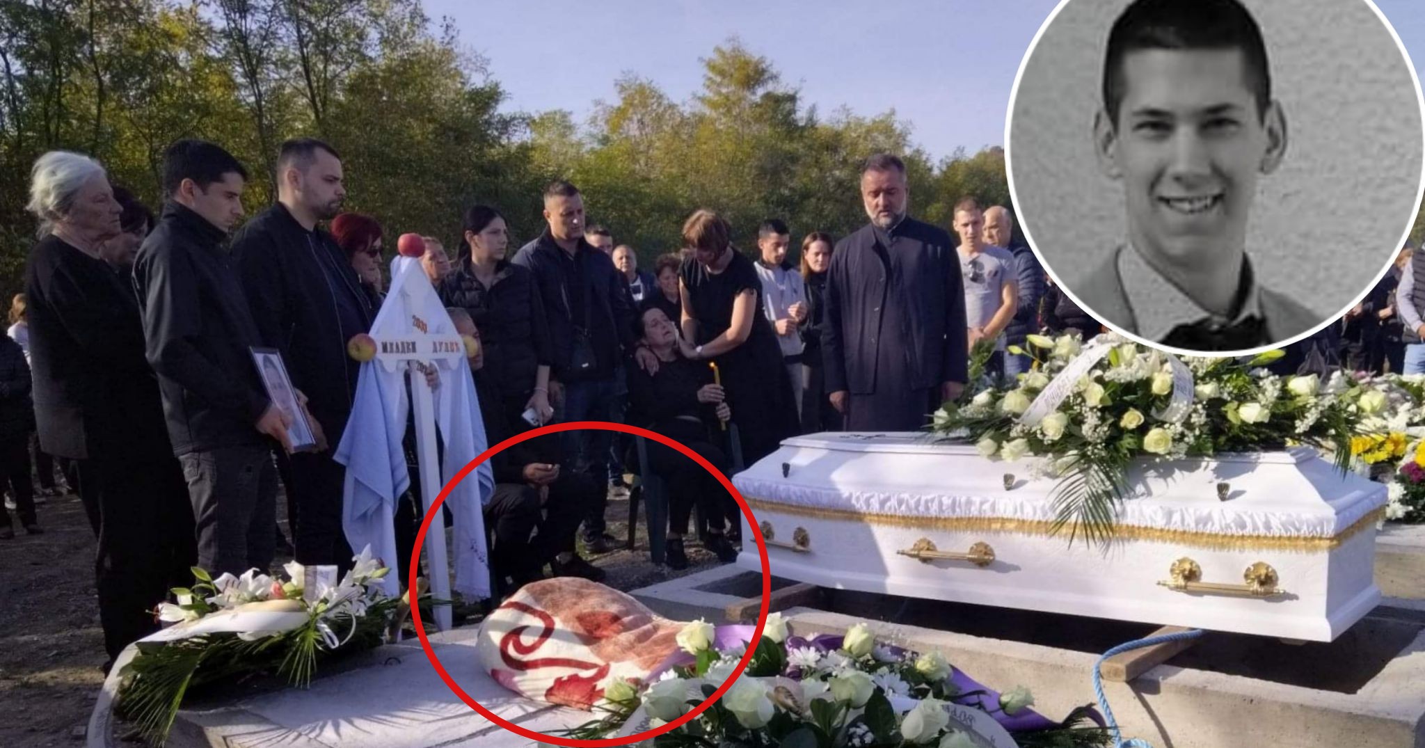 GRAĐANI NE PAMTE BOLNIJU SAHRANU Jedna rečenica Mladenovog oca natjerala sve na plač: "Kolege moje, pokrijte ga..." (FOTO)