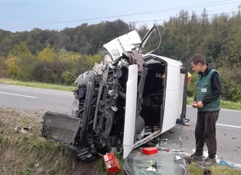 RAKIJSKI KOTAO I AUTO ZAVRŠILI U KANALU "Kedijem" sletio s puta u mjestu Brezičani (FOTO)