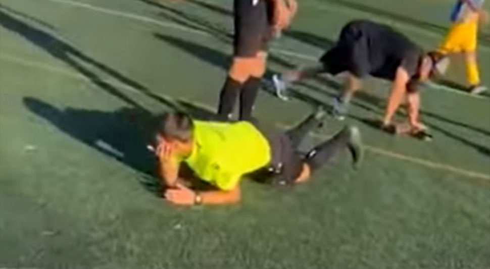 SUDIJA GLAVNI KRIVAC Ljuti otac utrčao na teren i nokautirao arbitra (VIDEO)