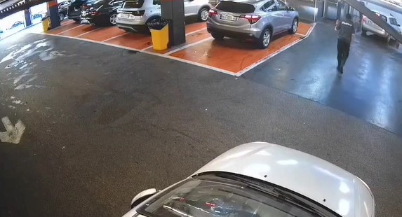POMAHNITALI BMW GAZIO SVE PRED SOBOM Jeziv prizor iz Novog Beograda, radnik se bori za život