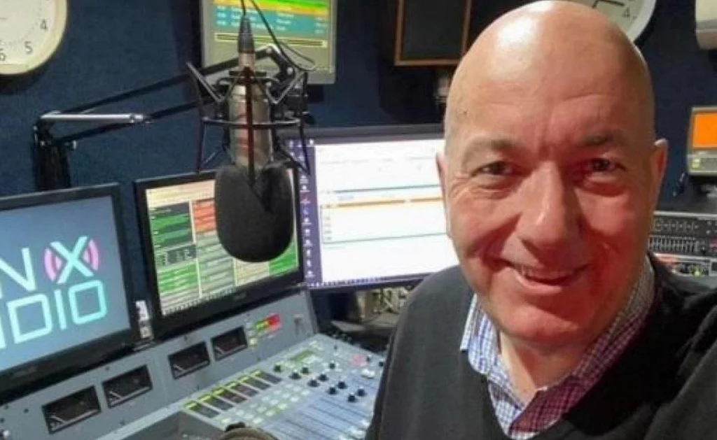 RADIO VODITELJ UMRO TOKOM EMISIJE UŽIVO Kolege se opraštaju uz dirljive poruke: "Ostali smo bez sjajnog momka, srca su nam slomljena..."