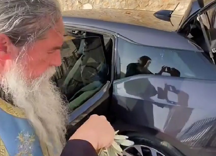 "GOSPODI POMILUJ, NA KOLA SE SMILUJ" Sveštenik osveštao bijesnu zvijer svetom vodicom (VIDEO)