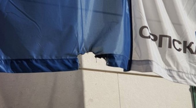 POKUŠALI DA ZAPALE TROBOJKU U PODGORICI Kukavički napad na "Srpsku kuću", htjeli da oskrnave zastavu Srbije
