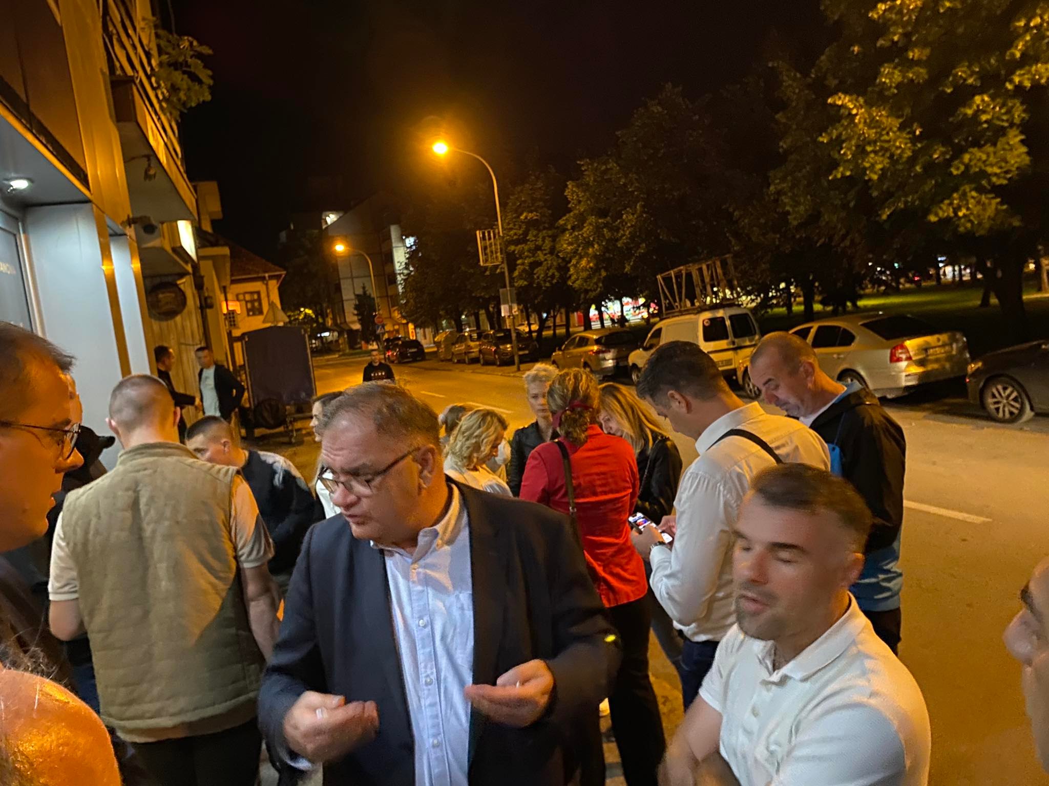 SIGURNI U POBJEDU PDP uveliko slavi, štabom odjekuje smijeh i pjesma “O Jeleno, Jelo” (VIDEO)