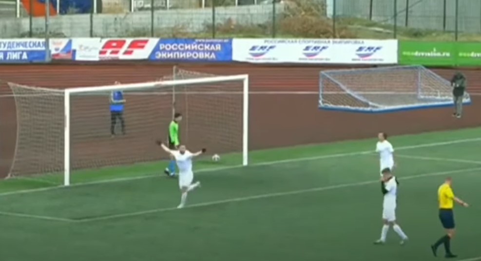 KOMENTATOR OSTAO ŠOKIRAN ONOME ČEMU JE SVJEDOČIO Jedan od najboljih penala u istoriji izveden uz salto (VIDEO)