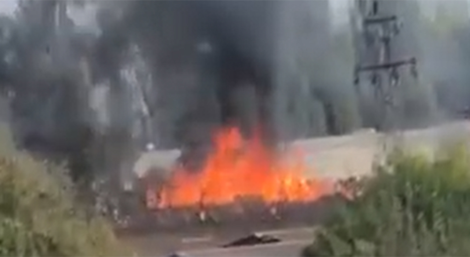 VATRENA STIHIJA GUTA KROV Požar u krugu bivše fabrike "Trudbenik", vatrogasci na trenu (VIDEO)
