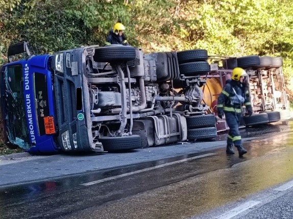 PREVRNULA SE CISTERNA SA 25 TONA SUMPORNE KISELINE Jedna osoba povrijeđena, policija na terenu