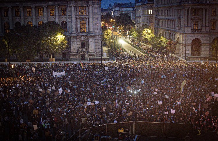 PODRŠKA NASTAVNICIMA Demonstranti u Budimpešti blokirali most i saobraćaj