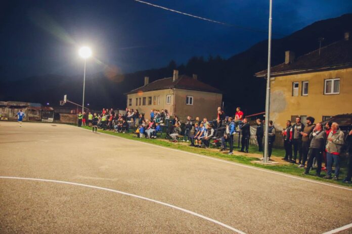 PRIJATELJSKA ATMOSFERA I DRUŽENJE U Foči fudbalskim mečevima i vatrometom obilježeno postavljanje reflektora