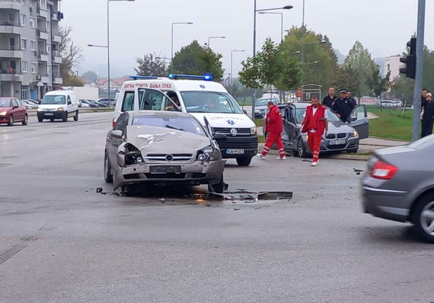 TEŠKA SAOBRAĆAJKA U BANJALUCI Sudar dva vozila, ima povrijeđenih