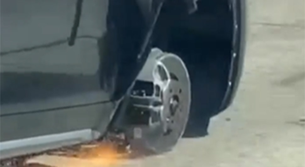ŽENA PREŠLA IGRICU Spao joj točak, stavila ga u gepek pa nastavila da vozi bez njega, i to 130 km/h (VIDEO)
