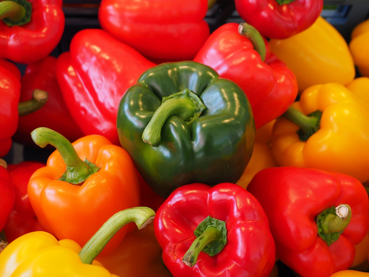 DA LI ZNATE RAZLIKU IZMEĐU ŽUTIH, CRVENIH I ZELENIH PAPRIKA? Jedne su uvijek najskuplje, a evo koja je najzdravija