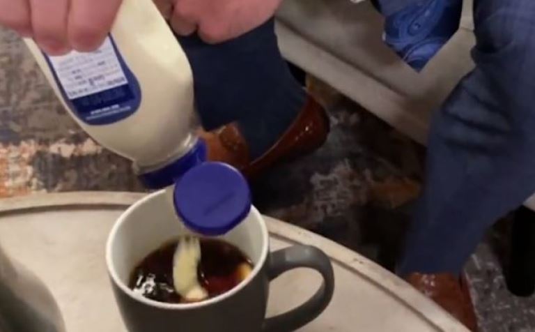 BLJAK KOMBINACIJA ILI MOŽDA NE? Poznati sportista pije kafu sa majonezom (VIDEO)