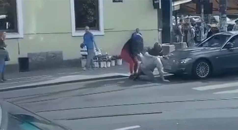 ŠOKANTAN SNIMAK MLADIĆA OSUMNJIČENOG DA JE UBIO MAJKU Nadrogiran nasrnuo na devojku na motoru, sada se oglasila i ona (VIDEO)