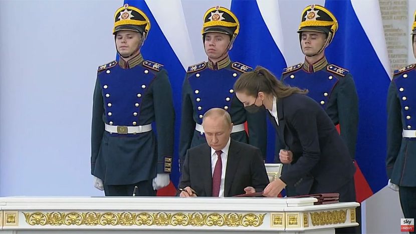 VIŠE NEMA NAZAD Putin potpisao zakone o ulasku novih teritorija u sastav Rusije (FOTO)