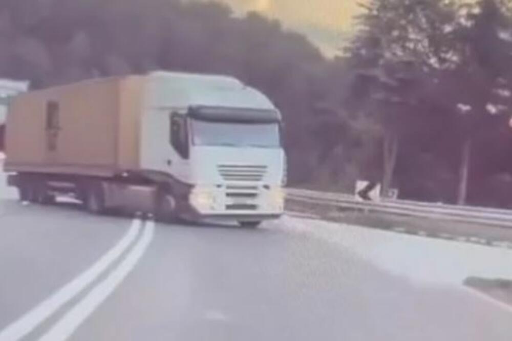 RISKANTAN POTEZ VOZAČA SPRIJEČIO TRAGEDIJU Vozač šlepera napravio veliki prekršaj, ali izbjegao siguran put u smrt (VIDEO)