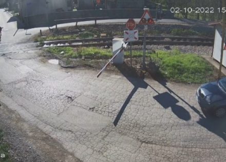 SAOPŠTENO IZ ŽELJEZNICA REPUBLIKE SRPSKE Opet polomljena rampa u Vrbanji (Video)