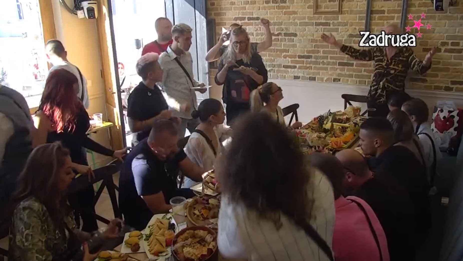 SREĆNA SLAVA, DOMAĆINI! Zorica, Neca i Peca ne skidaju osmjeh sa lica, a ona se smjestila na  posebno mjesto (VIDEO)