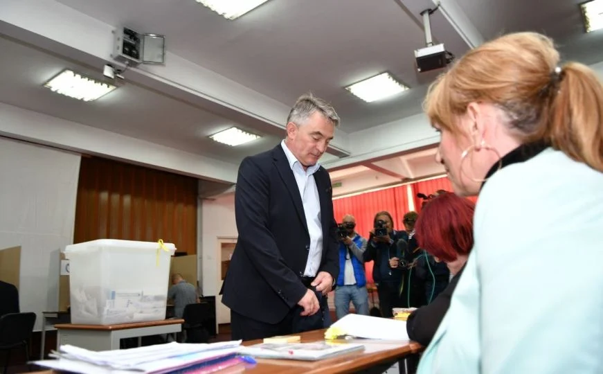 NE TREBA VRAĆATI BOSNU I HERCEGOVINU UNAZAD Željko Komšić glasao u Sarajevu