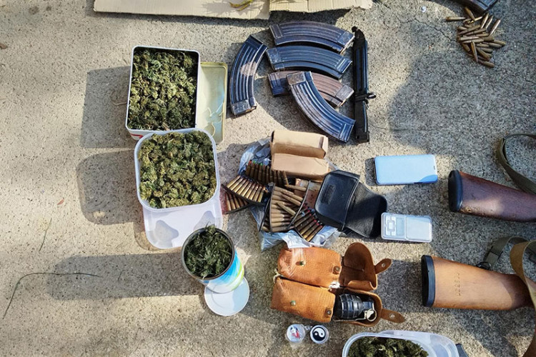 AKCIJA „KALIBAR“ NA PODRUČJU GRADIŠKE Pronađena droga i oružje, uhapšena jedna osoba