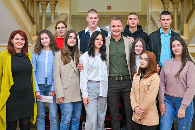 GRADONAČELNIK URUČIO PRVA RJEŠENJA Gradske stipendije za 1.374 srednjoškolca