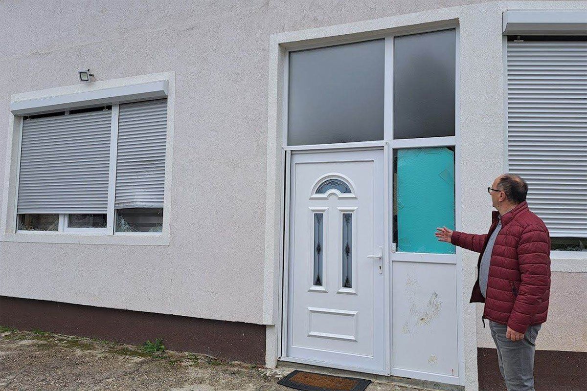 VANDALI POLUPALI PROZORE I VRATA NA KUĆI NAČELNIKA RIBNIKA Karać poručio: "Ovo je užasno i žalosno"