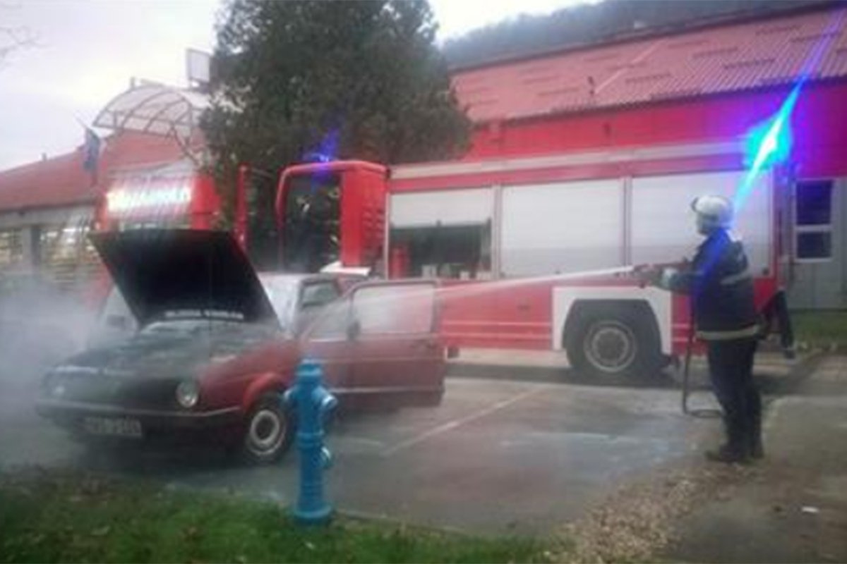 ZAPALIO SE AUTOMOBIL NA PARKINGU U MILIĆIMA Vatrogasci brzom reakcijom spriječili širenje požara