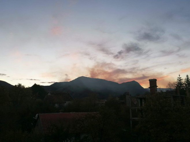 VATRA GUTA ŠUMU Aktivan požar između Bosanskog Grahova i Knina