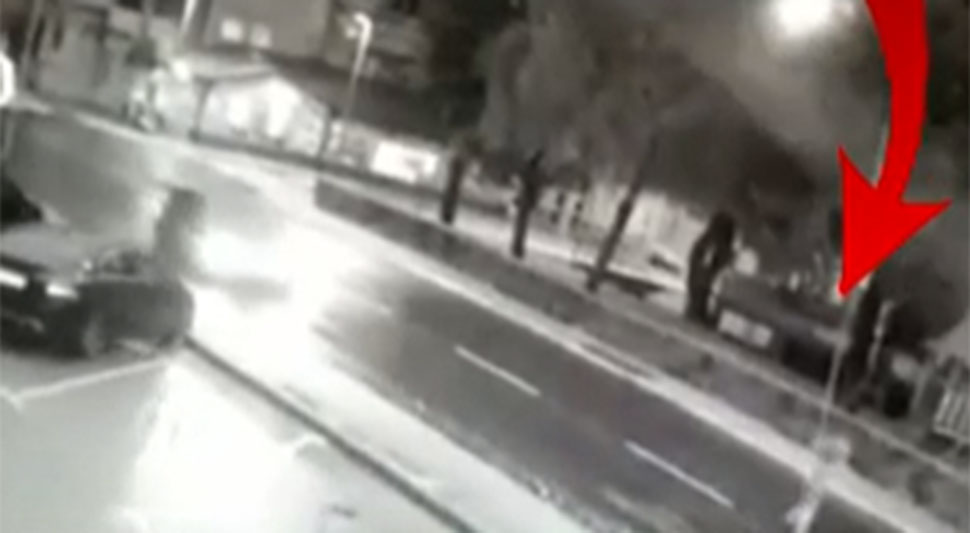 (UZNEMIRUJUĆI SNIMAK) AUTOM POKOSILA STARCA U LIVNU Kamere zabilježile momenat jezive nesreće