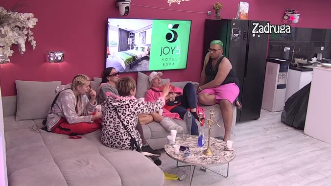 PUCAJU PRIJATELJSTVA ZBOG PALAČINKI, SOKA I UROŠA ĆERTIĆA Anđela, Jelena, Marina i Slađa napale Necu zbog ovoga