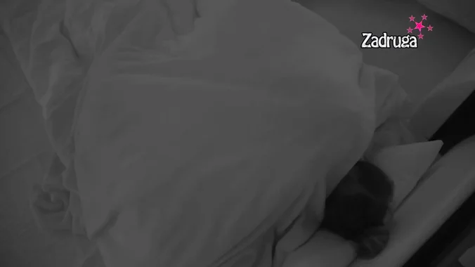 (VIDEO 18+) TRESU SE ZIDOVI BELE KUĆE Miljana i Bebica ne mare za haos oko sebe - odlučili da se poigraju ispod jorgana