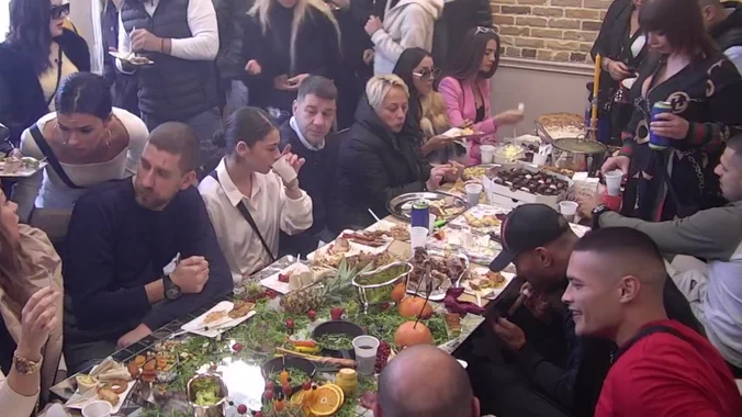 ZADRUGARI SLAVE SLAVU, RASKOŠ NA SVE STRANE Tanjiri bogati hranom obasjali trpezu, zadrugari maksimalno uživali (VIDEO)