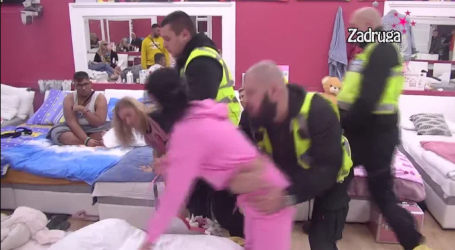 TUČA U "ZADRUZI" Anita nasrnula na Jelenu Golubović, obezbjeđenje hitro reagovalo - opšti haos