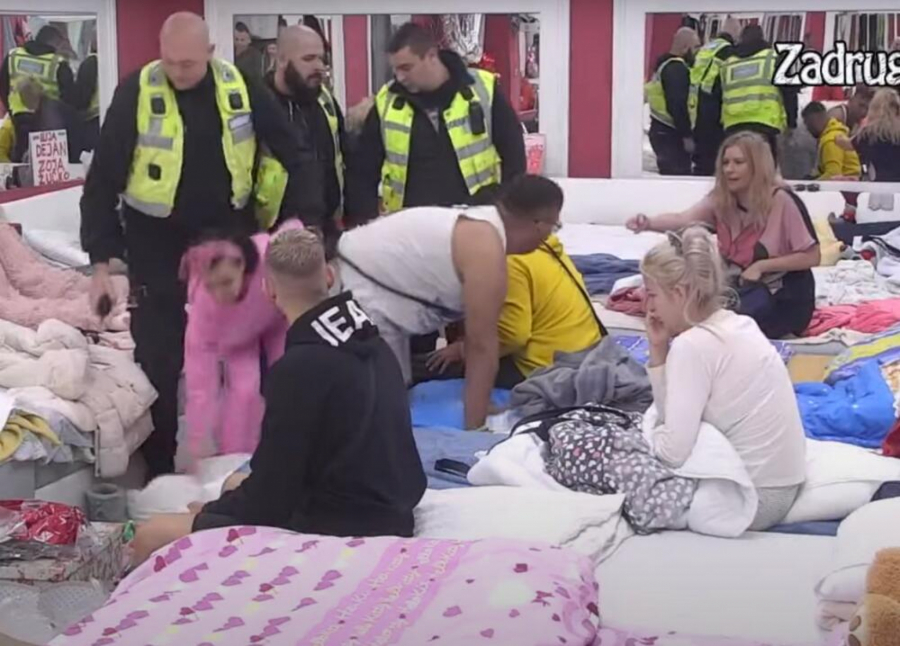 MORALI DA IH RAZDVOJE Otimačina oko krune, Anita i Jelena napravile haos