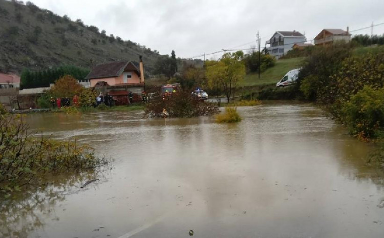 TEŠKA SAOBRAĆAJNA NESREĆA U PODGORICI Automobil sletio u potok, pronađeno tijelo jedne osobe