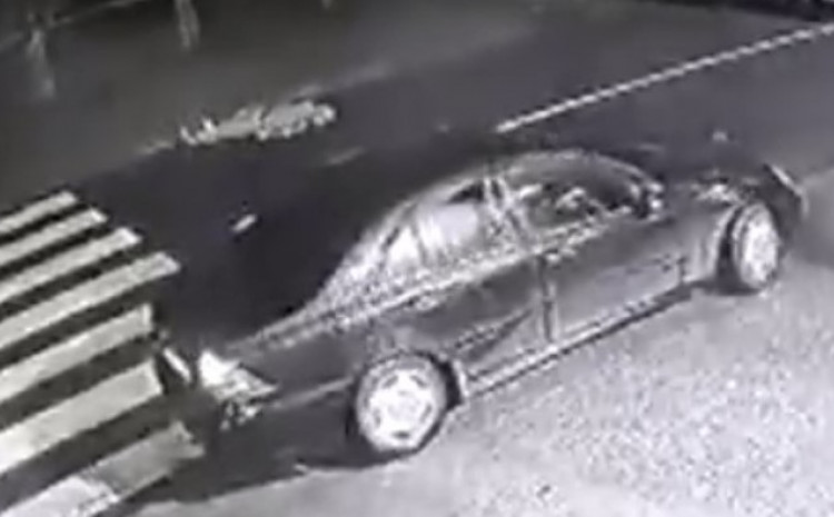 (UZNEMIRUJUĆI SNIMAK) MERCEDESOM POKOSIO PJEŠAKA U BRČKOM Tešku saobraćajnu nesreću zabilježile sigurnosne kamere