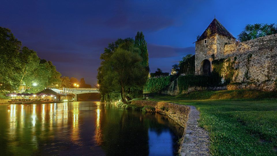 INCIDENT KOD TVRĐAVE KASTEL Grupa tinejdžera napala mladića jer ima "baš dobre" patike, Banjalučanka moli za oprez (FOTO)