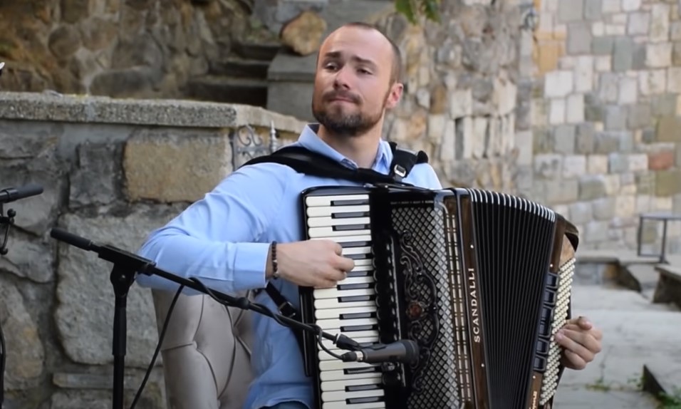 (FOTO) PRVA SLIKA POSLIJE SVADBE Svi pričaju o vjenčanju slavnog harmonikaša Ace Sofronijevića